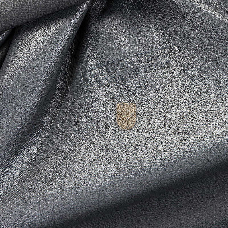 BOTTEGA VENETA THE MINI POUCH 585852 (22*12*7cm)